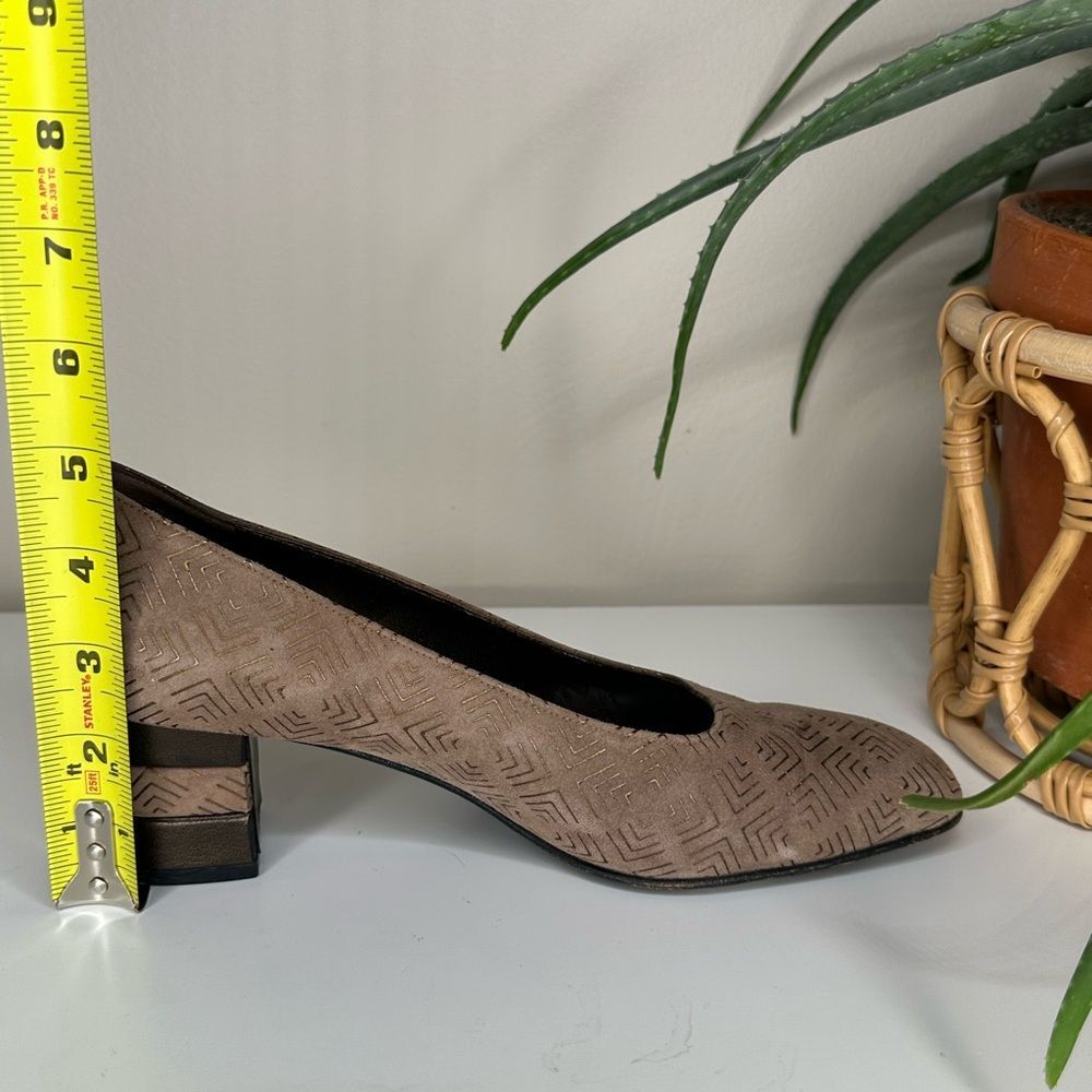 Vtg Salvatore Ferragamo Block Heel Pumps Geometric Embossed Suede Italy Made 9 - Picture 10 of 11